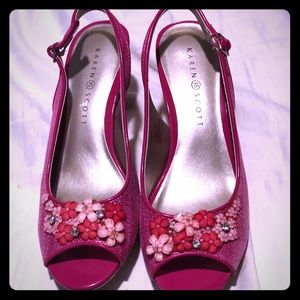 Beautiful Karen Scott peep toe pumps.